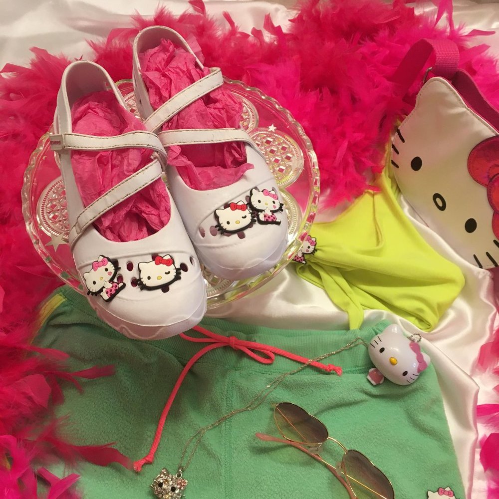ADORABLE sketechers with 2 sets of removable hello kitty chrams!